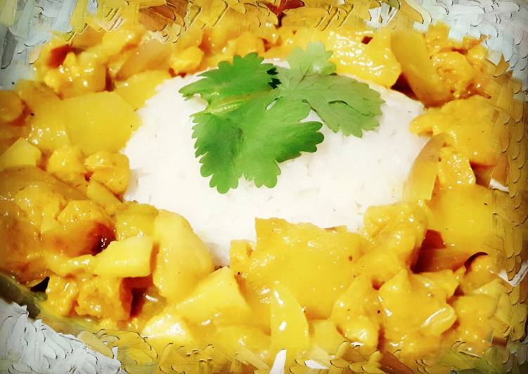 Curry de soja texturizada con plátano y piña