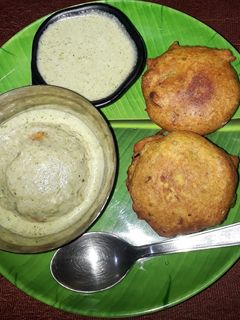 बटाटे वडा व चटणी (batavada chutney recipe in marathi) रेसिपी चे मुख्य फोटो