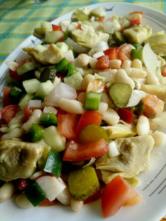 Una foto de Ensalada de alubias y alcachofas