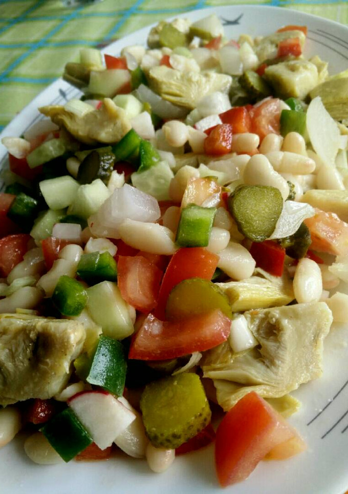 Una foto de Ensalada de alubias y alcachofas