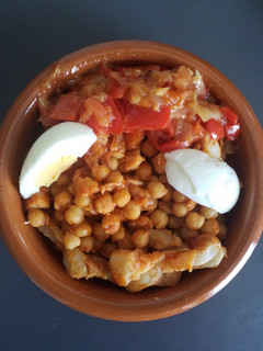 Una foto de Garbanzos con bacalao al pimentón
