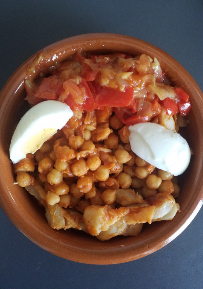 Una foto de Garbanzos con bacalao al pimentón