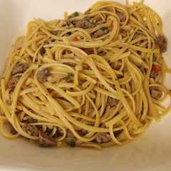 A picture of Linguini con carne.