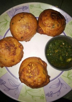 A picture of Aalu bonda with green chutney.