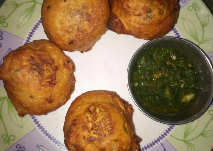 Aalu bonda with green chutney Recipe by Deepti Panda - Cookpad