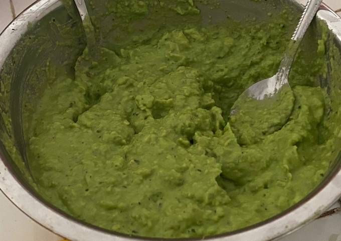 How to Make Quick Guacamole with bread toast