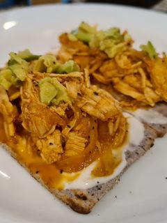 Una foto de Tostadas de tinga de pollo