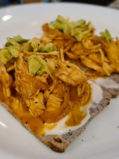 Una foto de Tostadas de tinga de pollo