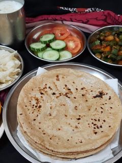 ફુલકા રોટી (Fulka Roti Recipe In Gujarati) રેસીપી મુખ્ય ફોટો