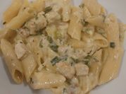 Una foto de penne con pollo y queso