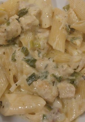 Una foto de Pasta con salsa de pollo y verdeo