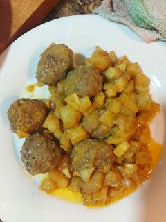 Una foto de Albóndigas en salsa con patatas