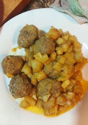 Una foto de Albóndigas en salsa con patatas