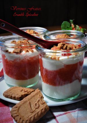 Une photo de Verrines fraises, crumble de spéculoos