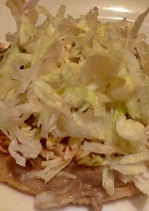 Una foto de Tostadas de pollito 🍗