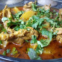 A picture of Alu Chicken gravy.