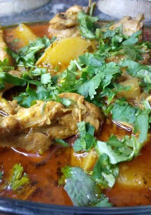 A picture of Alu Chicken gravy.