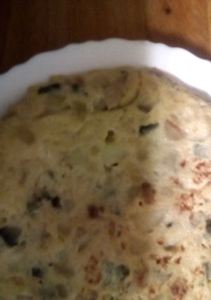 Una foto de Tortilla patata, calabacín y champis