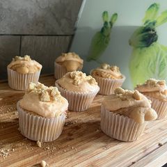 A picture of IRN-BRU, Whiskey and Rosehip Foilleag (cupcakes) with a Bride’s Bonn (shortbread) topping.