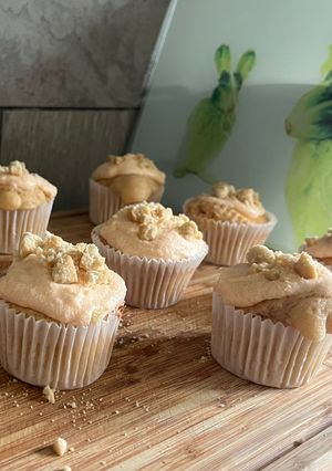 A picture of IRN-BRU, Whiskey and Rosehip Foilleag (cupcakes) with a Bride’s Bonn (shortbread) topping.