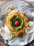 Ensalada de aguacate, mango, salmón, frutos secos y queso fresco