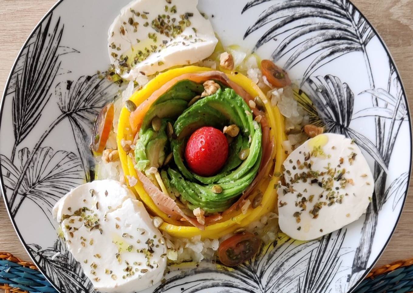 Ensalada de aguacate, mango, salmón, frutos secos y queso fresco