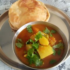A picture of Aloo matar.