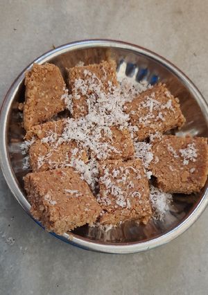 મિક્સ ચીકી (Mix Chikki Recipe in Gujarati) રેસીપી મુખ્ય ફોટો