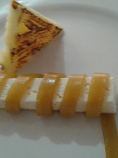 Una foto de Rollo de mango con panela y piña asada