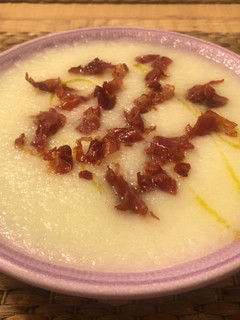 Una foto de Crema de melón con jamón crujiente
