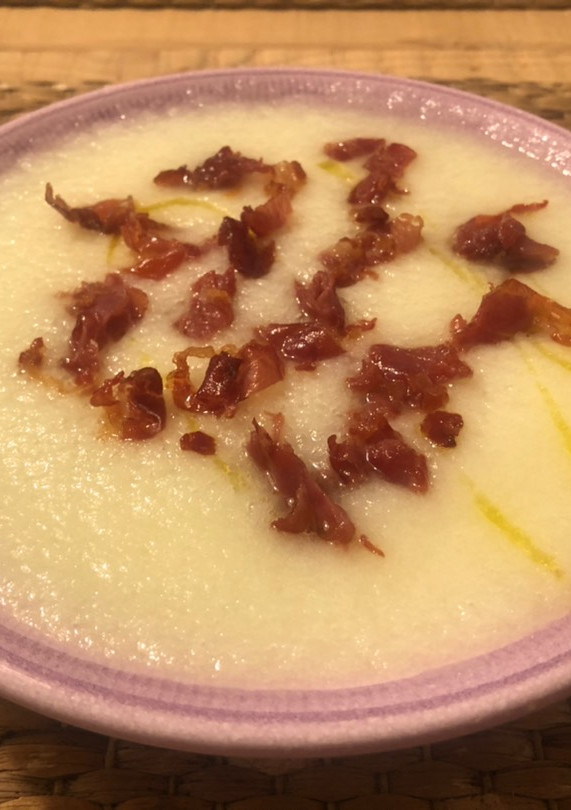 Una foto de Crema de melón con jamón crujiente