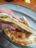 خبز عربي محشي بالجبن