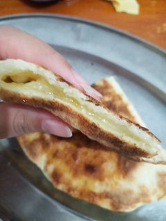 صورة لوصفة خبز عربي محشي بالجبن