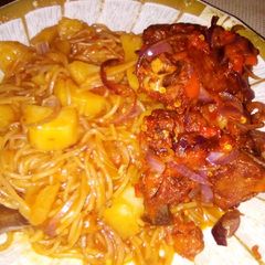 A picture of Irish with suphagetti an papper chicken.