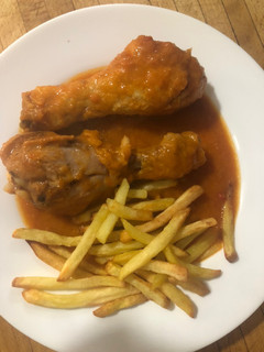 Una foto de Jamoncitos de pollo en salsa de la abuela