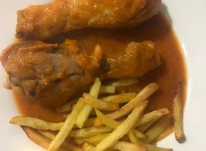 Una foto de Jamoncitos de pollo en salsa de la abuela