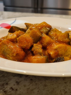 Una foto de Magro de cerdo con tomate y berenjenas
