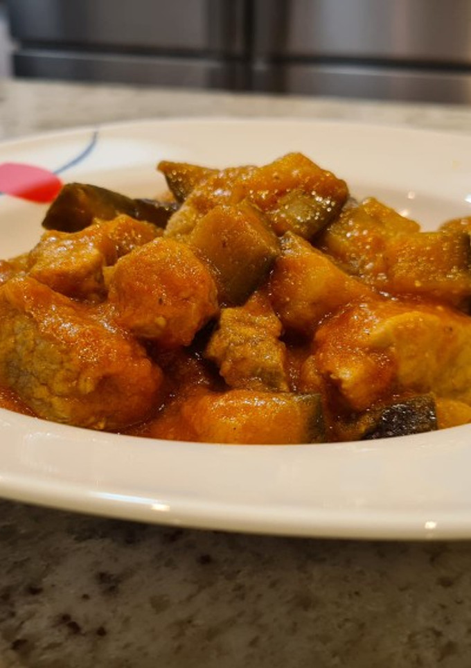 Una foto de Magro de cerdo con tomate y berenjenas