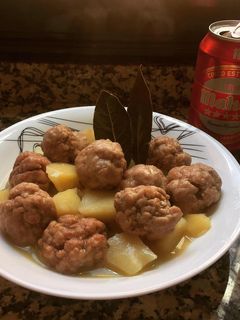 Una foto de Albondigas con patatas