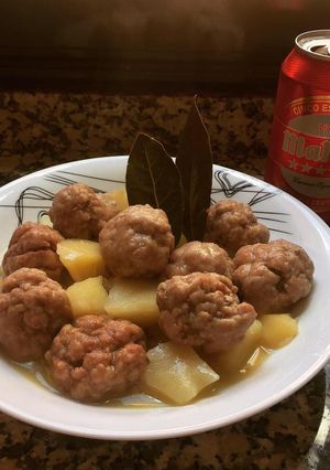 Una foto de Albondigas con patatas