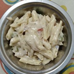 A picture of White sauce pasta.