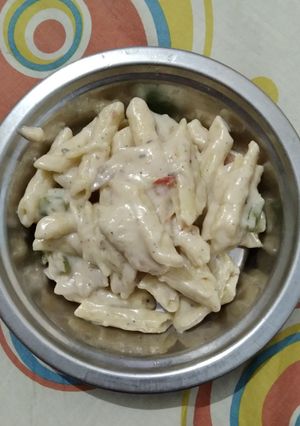 A picture of White sauce pasta.