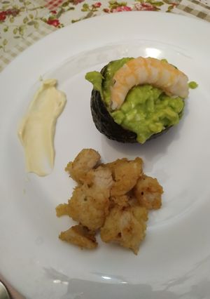Una foto de Aguacate relleno acompañado de lagrimitas de pollo caseras