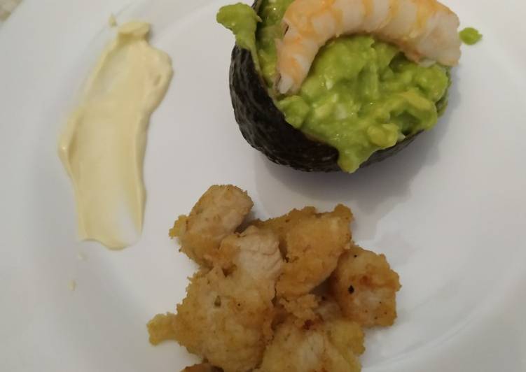 Aguacate relleno acompañado de lagrimitas de pollo caseras