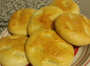 Una foto de Pan amasado con toque de ajo