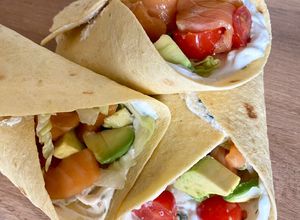 Une photo de Wraps saumon, avocat, tomate, et Saint Moret