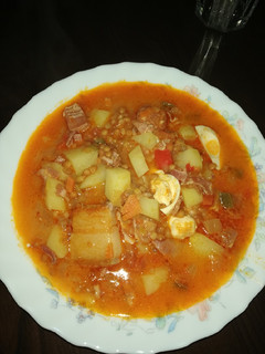 Una foto de Lentejas con jamón, bacon, patatas y huevo