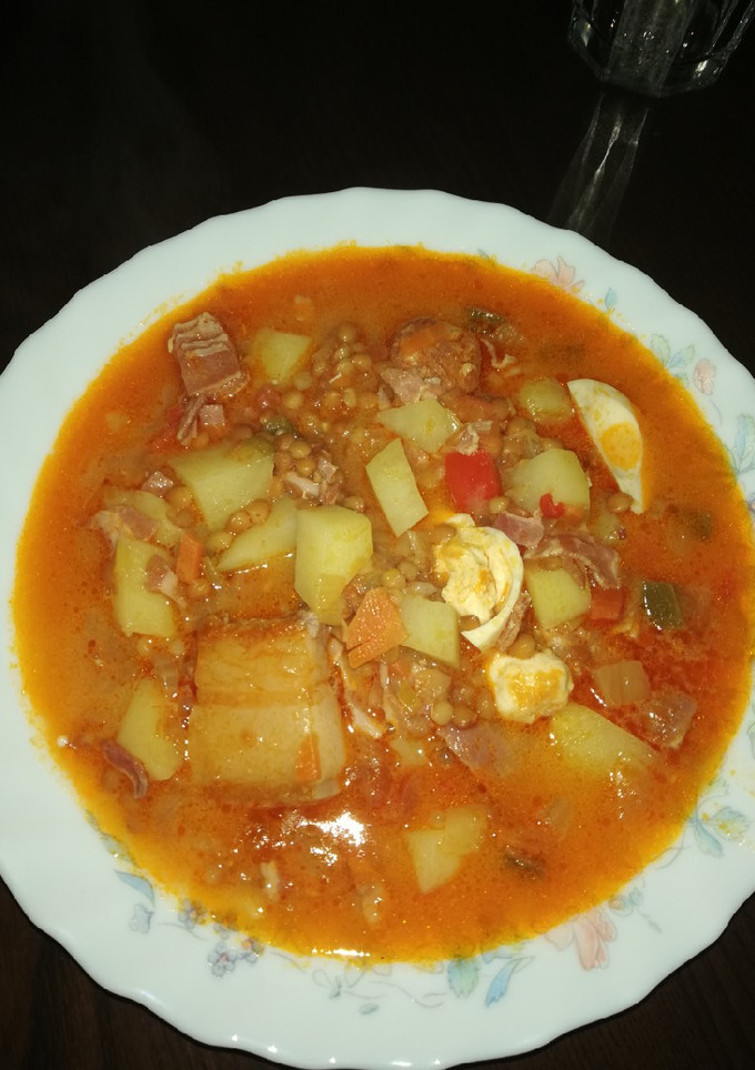 Una foto de Lentejas con jamón, bacon, patatas y huevo