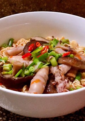 Hình của món Mì Gói Khô Mực Nấm Đông Cô.