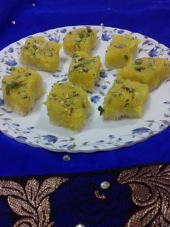 केसरिया कोकोनट बर्फी (kesariya coconut burfi recipe in hindi) रेसिपी मुख्य फोटो